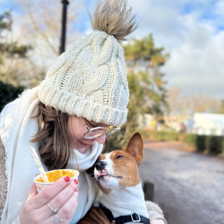 Silke en Suki delen een snack